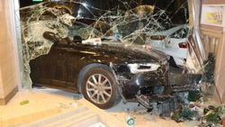 Kartal'da lüks otomobil kadın kuaförüne daldı