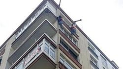 Kayan asansör platformunun halatına tutunarak kurtuldular