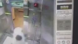 Arızalı asansöre binmek isteyen adam son anda kurtuldu