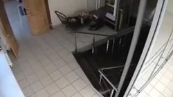 Kafası asansöre sıkışan Rus kadın son anda kurtarıldı