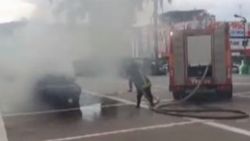 Aracını ateşe verip kendini yakmak istedi
