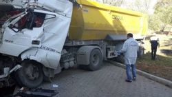 Kahramanmaraş'ta TIR refüje çarptı: 2 ölü