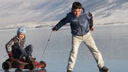 Donan gölde çocukların kızak eğlencesi