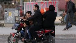 Adana'da elektrikli bisiklete 5 kişi bindiler