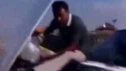 Adana'da seyir halindeki arabaya su takviyesi yaptılar