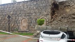 Alanya'da istinat duvarı arabalarının üstüne düştü