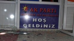 Ak Parti Muradiye ilçe binasına saldırı