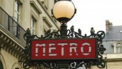 Metroda doğan bebeğe 25 yıl ücretsiz ulaşım kartı