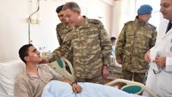 Hulusi Akar'dan yaralı askerlere ziyaret