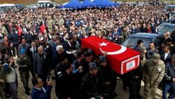 Düğün hazırlığı yapan şehit toprağa verildi