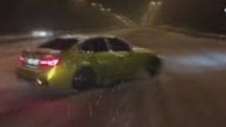 Buzlu yolda drift yapan trafik magandası