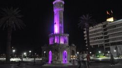 İzmir Saat Kulesi mor ışıkla aydınlatıldı