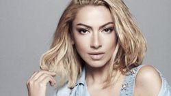 Hadise göz yaşlarına engel olamadı