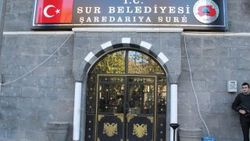 Sur Belediyesine 15 yıl sonra Türk bayraklı tabela