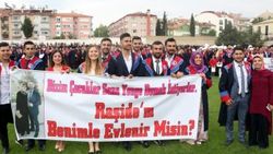 Nişanlısına mezuniyet töreninde evlilik teklif etti