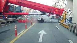 Güney Kore'de vinç devrildi