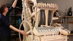 İsveçli müzisyen 2.000 Bilye ile enstrüman üretti