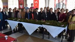 Ispartalı kadınlar askerlere bere ördü