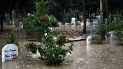 Mersin'de mezarlığı su bastı