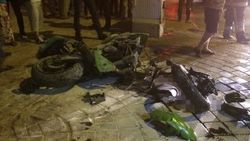 Otomobille çarpışan motosiklet paramparça oldu