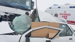 Muş'ta TIR ile otomobil çarpıştı: 3 ölü