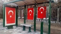 Kayseri'de otobüs durağına Türk bayrağı asıldı