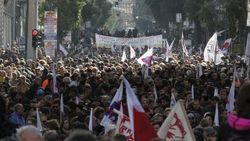 Yunanistan'da halk sokakta