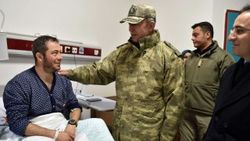 Hulusi Akar yaralı askerleri ziyaret etti