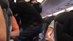 United Airlines yolcusu darp edildi