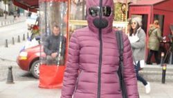 Hande Ataizi maskeli montla sokakta