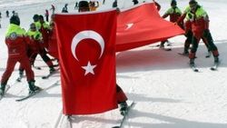 Erciyes Dağı'nda şehitler için saygı inişi