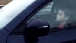 Meksika'da küçük çocuk otoyolda araç kullandı