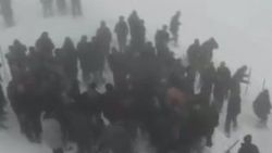 Çığ altında kalan vatandaşın kurtarılma anı kamerada