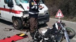 Seçmen taşıyan ambulans ile motosiklet çarpıştı
