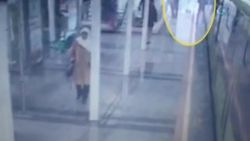 Cep telefonuyla konuşan gencin metro hattına düşme anı