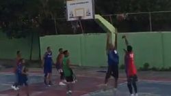 Tek kolu ile muhteşem bir basket attı