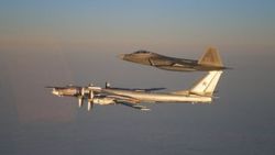 ABD jetlerinden Rus bombardıman uçaklarına önleme