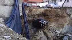 Maltepe'de istinat duvarı çöktü