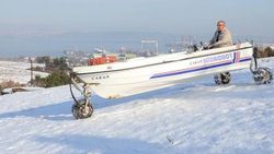 Kar üzerinde tekne keyfi