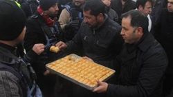 Şanlıurfalı vatandaşlardan polise baklava ikramı
