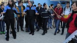 Adana'da kadın davulcu polislere halay çektirdi