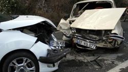Otomobiller kafa kafaya çarpıştı: 12 yaralı