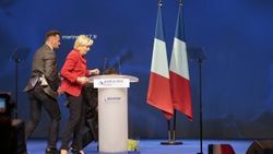 Le Pen'e miting sırasında protestolar