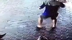 2 çocuğunu ölümden kurtaran baba kamerada