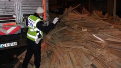 Aydın'da 20 ton kereste yola döküldü