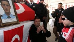 Şehidin kardeşinden polis selamlı veda