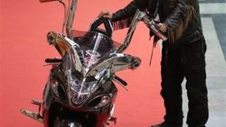 Çift direksiyonlu motosiklet yapan avukat
