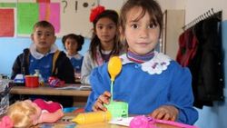 Köy okulundaki öğrencilere koli koli oyuncak