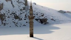 Ağrı'da cami karın altında kaldı