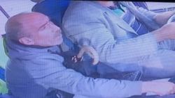 Tartışma çıkarıp cep telefonu çaldı